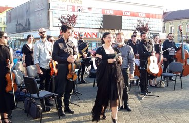 Hiszpańska orkiestra kameralna wystąpiła na placu Legionów w Wieluniu